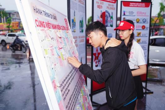 Người Dân Viết Lời Nhắn Nhủ đến đồng Bào Bị Ảnh Hưởng Bởi Bão Lũ Tại Hoạt động Bức Tường Gắn Kết