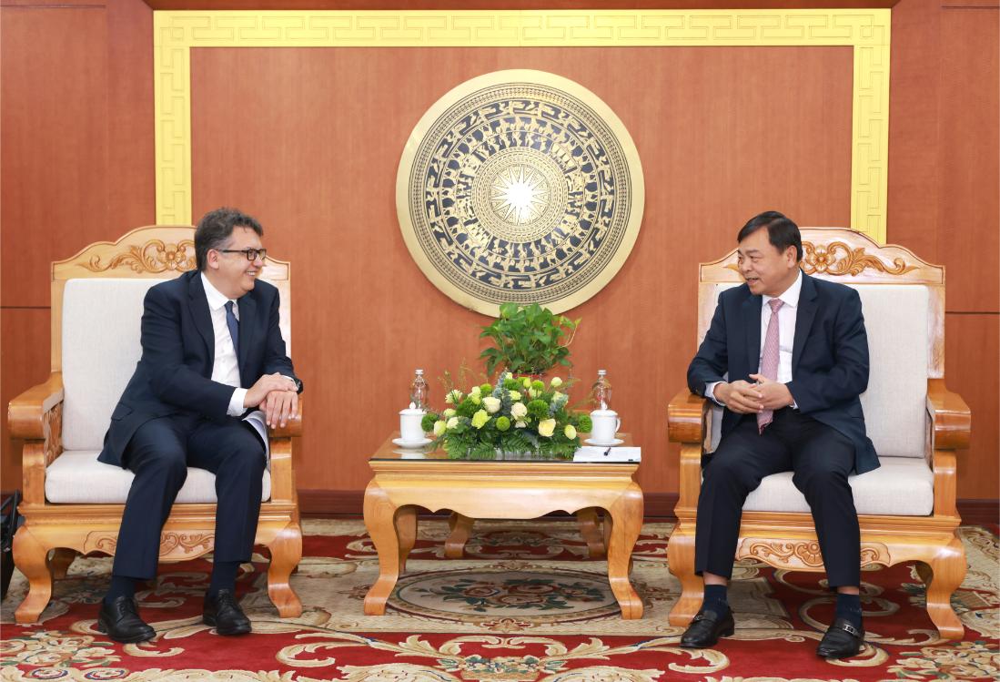 Ông Nguyễn Hoàng Hiệp, Thứ Trưởng Bộ Nông Nghiệp & Môi Trường (bên Phải) Và Ông Remy Ejel, Tổng Giám đốc Nestlé Khu Vực Châu Á, Châu Đại Dương Và Châu Phi (2)