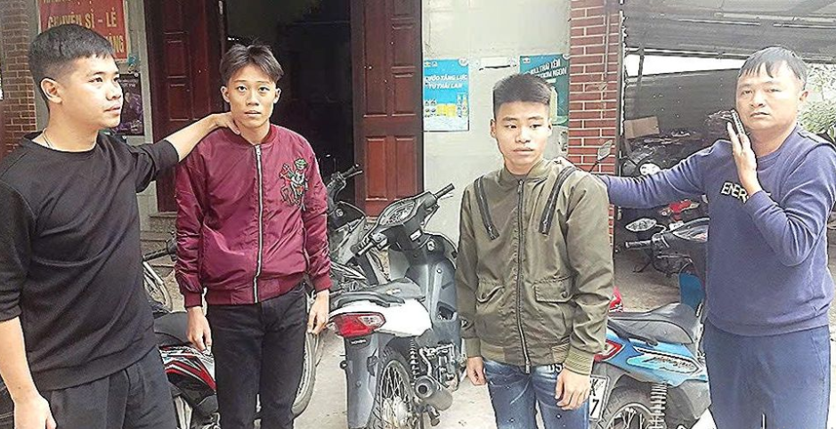 Bắt hai thiếu niên dùng hung khí cướp xe máy trên cao tốc ở Bắc Ninh Bắt hai thiếu niên dùng hung khí cướp xe máy trên cao tốc ở Bắc Ninh