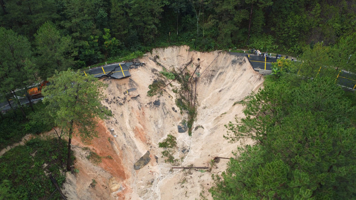 Cận cảnh đèo Mimosa đứt gãy mở rộng, hiện trường ngổn ngang Cận cảnh đèo Mimosa đứt gãy mở rộng, hiện trường ngổn ngang