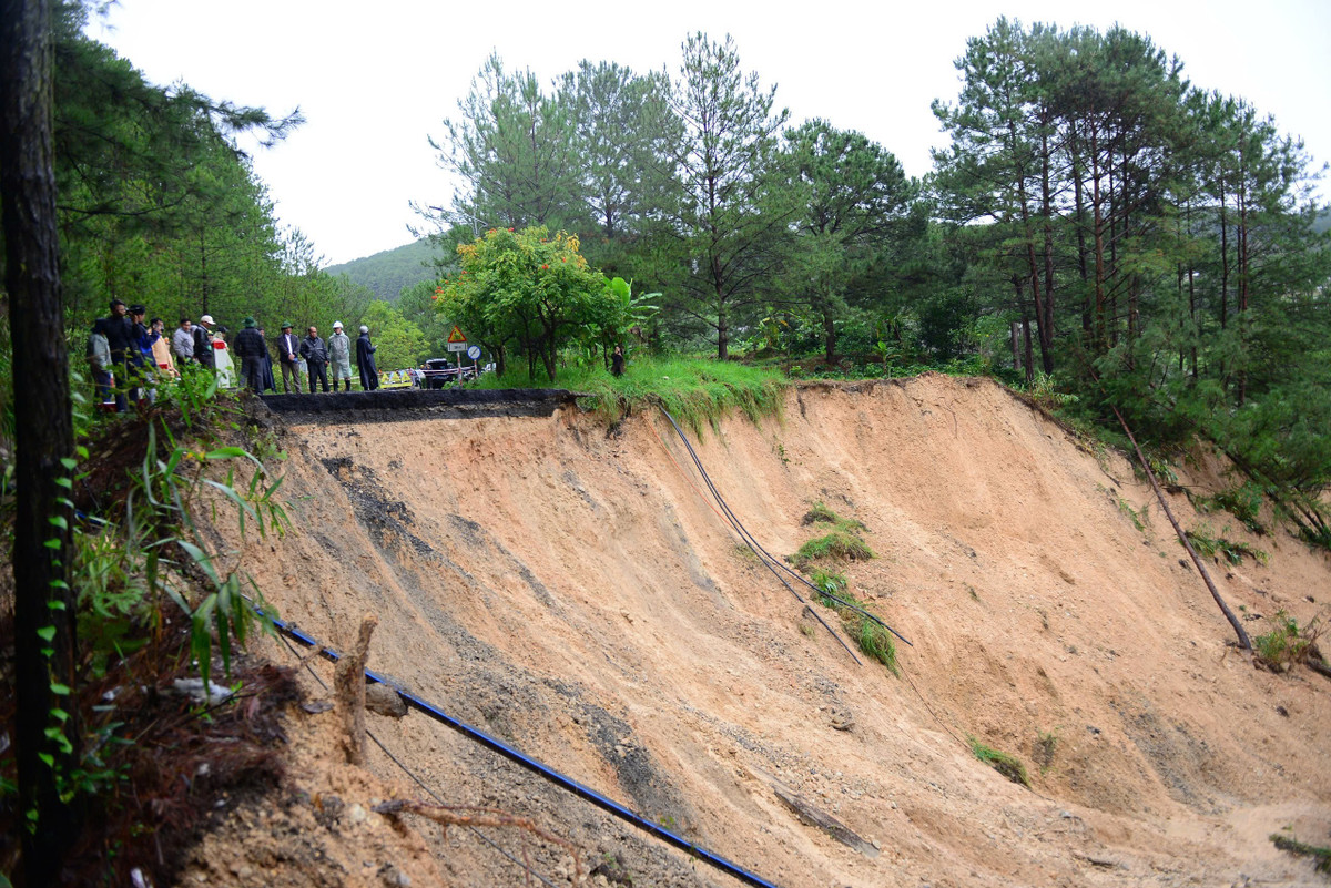 Cận cảnh đèo Mimosa đứt gãy mở rộng, hiện trường ngổn ngang Cận cảnh đèo Mimosa đứt gãy mở rộng, hiện trường ngổn ngang
