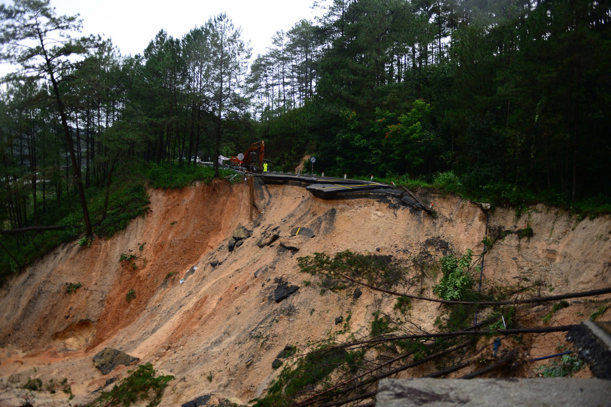 Cận cảnh đèo Mimosa đứt gãy mở rộng, hiện trường ngổn ngang Cận cảnh đèo Mimosa đứt gãy mở rộng, hiện trường ngổn ngang