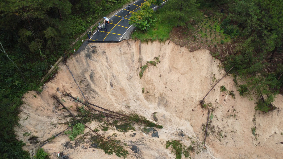Cận cảnh đèo Mimosa đứt gãy mở rộng, hiện trường ngổn ngang Cận cảnh đèo Mimosa đứt gãy mở rộng, hiện trường ngổn ngang