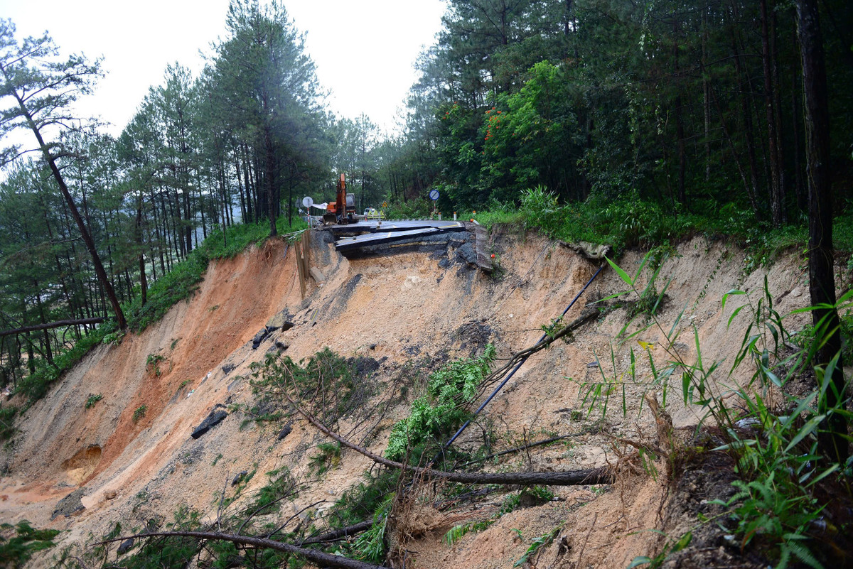 Cận cảnh đèo Mimosa đứt gãy mở rộng, hiện trường ngổn ngang Cận cảnh đèo Mimosa đứt gãy mở rộng, hiện trường ngổn ngang