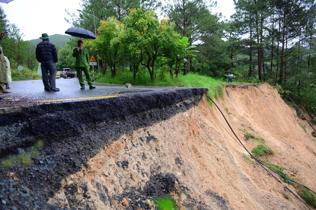 Cận cảnh đèo Mimosa đứt gãy mở rộng, hiện trường ngổn ngang Cận cảnh đèo Mimosa đứt gãy mở rộng, hiện trường ngổn ngang