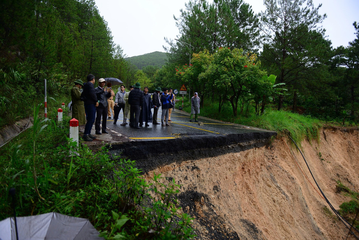 Cận cảnh đèo Mimosa đứt gãy mở rộng, hiện trường ngổn ngang Cận cảnh đèo Mimosa đứt gãy mở rộng, hiện trường ngổn ngang