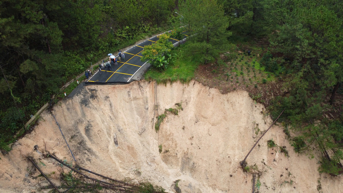 Cận cảnh đèo Mimosa đứt gãy mở rộng, hiện trường ngổn ngang Cận cảnh đèo Mimosa đứt gãy mở rộng, hiện trường ngổn ngang
