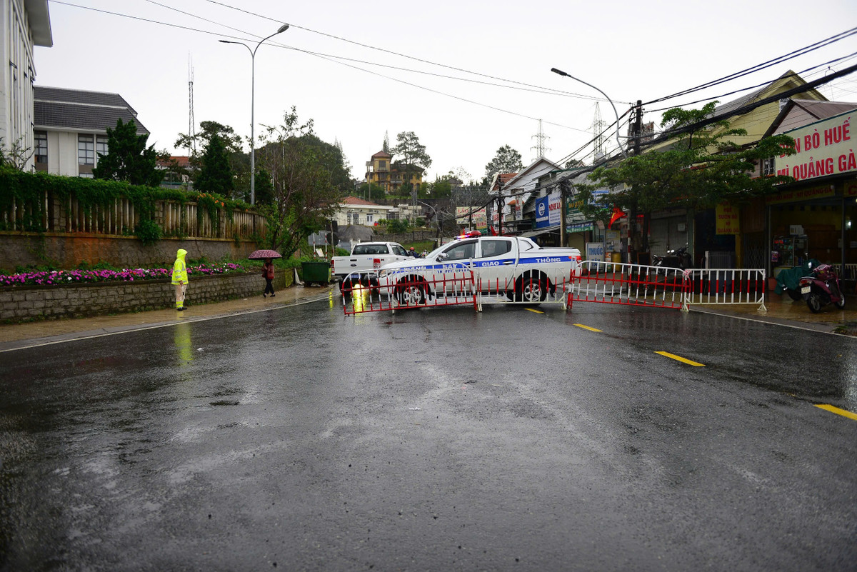Cận cảnh đèo Mimosa đứt gãy mở rộng, hiện trường ngổn ngang Cận cảnh đèo Mimosa đứt gãy mở rộng, hiện trường ngổn ngang
