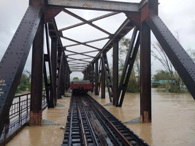 Gia Lai Nuoc Lu Dang Cao Duong Sat Dieu Toa Xe Cho Ta Vet Tran Chan 2 Cau 3