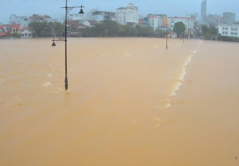 Mua Lon O Thuong Nguon Lu Tren Song Huong Song Bo Dang Len 2