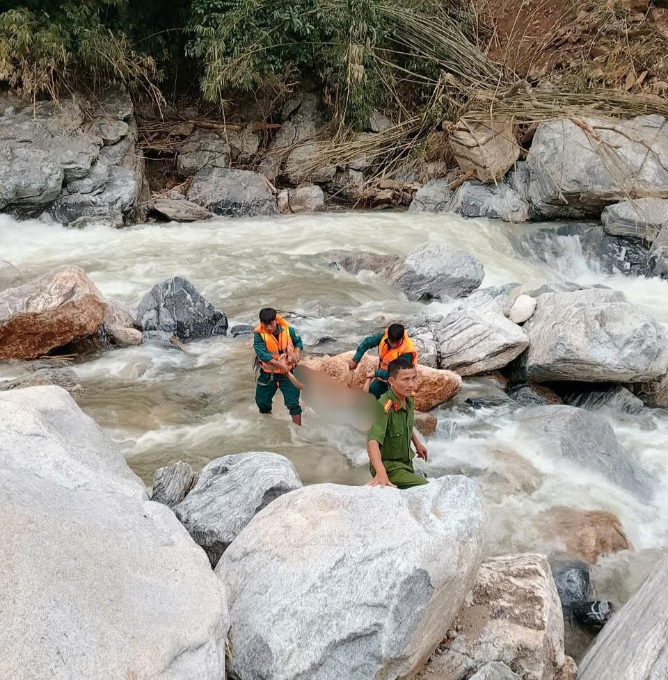 Nước lớn ở thượng nguồn đột ngột đổ về, 5 em nhỏ tắm sông bị cuốn trôi Nước lớn ở thượng nguồn đột ngột đổ về, 5 em nhỏ tắm sông bị cuốn trôi