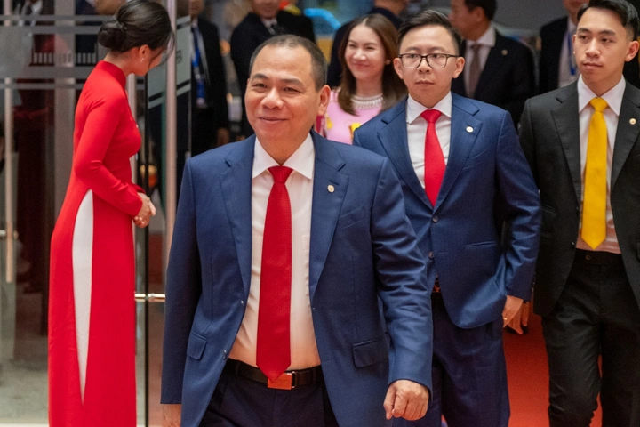 Ty Phu Pham Nhat Vuong Va 2 Con Trai Lap Cong Ty San Xuat Tau Vu Tru 1762423617168 1