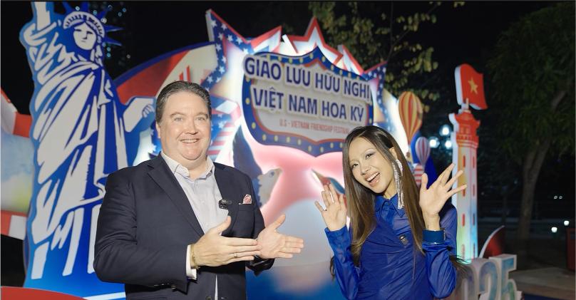 8. Đại Sứ Marc E. Knapper Và Nữ Rapper Suboi