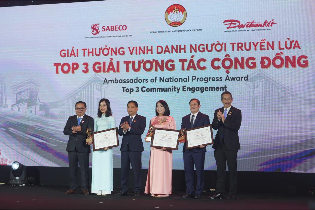 Đại Diện Sabeco Và Báo Đại Đoàn Kết Trao Giải Top 3 Tương Tác Cộng Đồng 2 (1)
