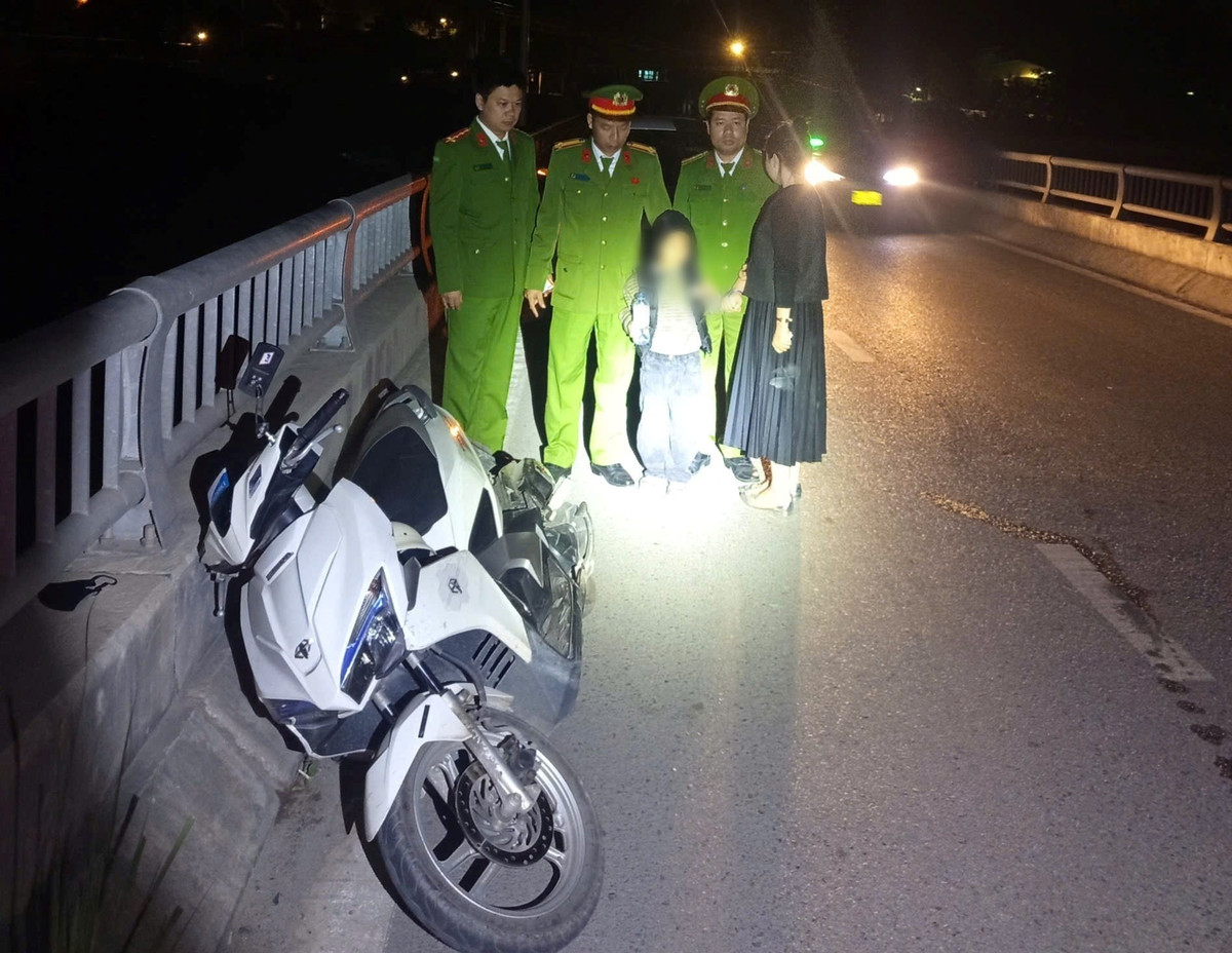 Chong Mat Nguoi Phu Nu Buoc Tay Con Len Dinh Cau Dinh Tu Tu 1