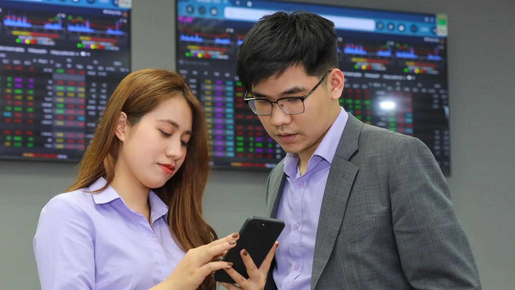 Co Phieu Tang Manh Dong Tien Dich Chuyen Nhom Co Phieu Lon Phan Hoa 1