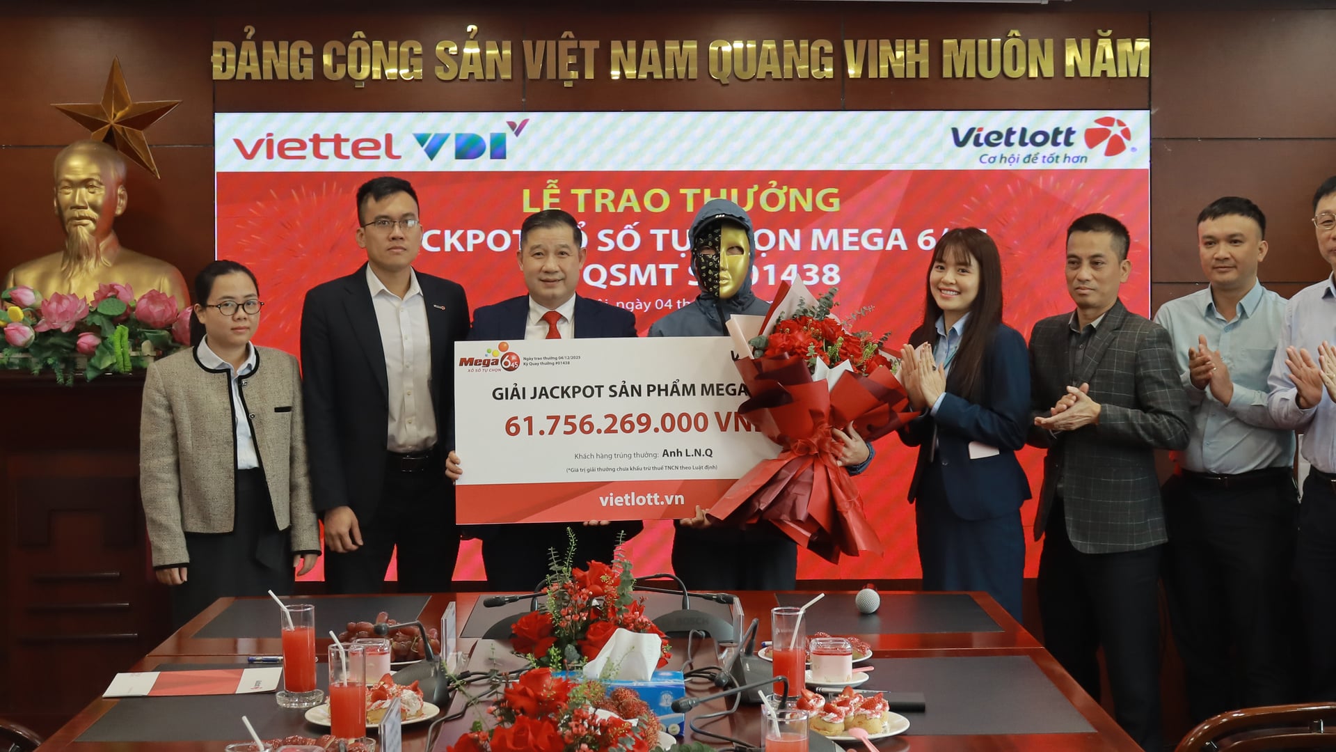 'Đầu tư' 200.000 đồng, người đàn ông ở Hà Nội trúng giải Vietlott 61 tỷ đồng 'Đầu tư' 200.000 đồng, người đàn ông ở Hà Nội trúng giải Vietlott 61 tỷ đồng