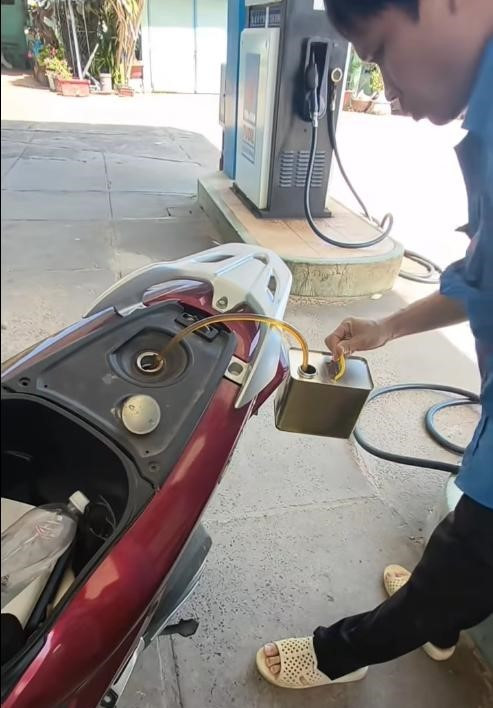 Nhân viên cây xăng ở Lâm Đồng rút lại xăng vì khách chuyển khoản Nhân viên cây xăng ở Lâm Đồng rút lại xăng vì khách chuyển khoản