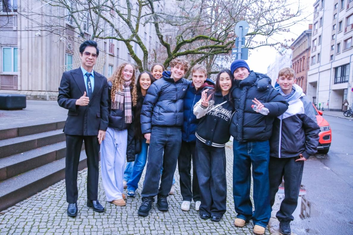 R Ngoc Son Cung Cac Dien Vien