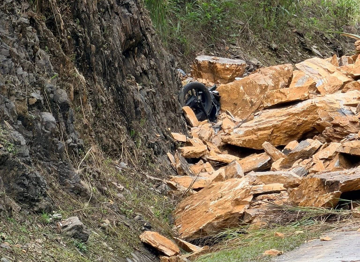 Sạt lở lớn tại đèo Thung Khe, nhiều người nghi bị vùi lấp Sạt lở lớn tại đèo Thung Khe, nhiều người nghi bị vùi lấp