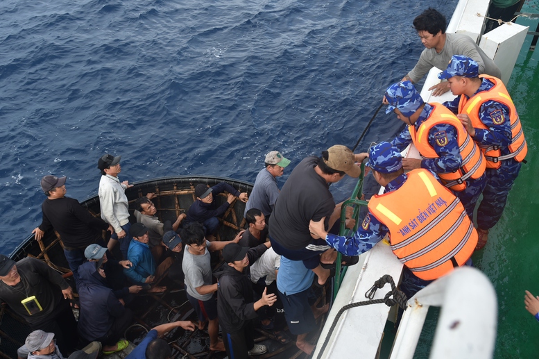 Tiep Nhan 52 Thuyen Vien Tau Ca Da Nang Bi Chay Chim O Truong Sa 6