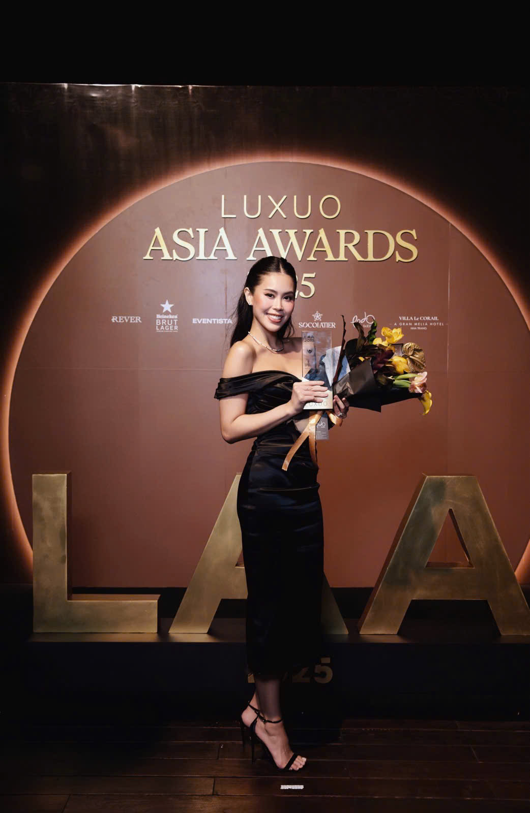 Ceo Tiên Nguyễn đại Diện Dafc Nhận Giải Thưởng “best Distributor Of The Year” Trong Hạng Mục Business Of Luxury