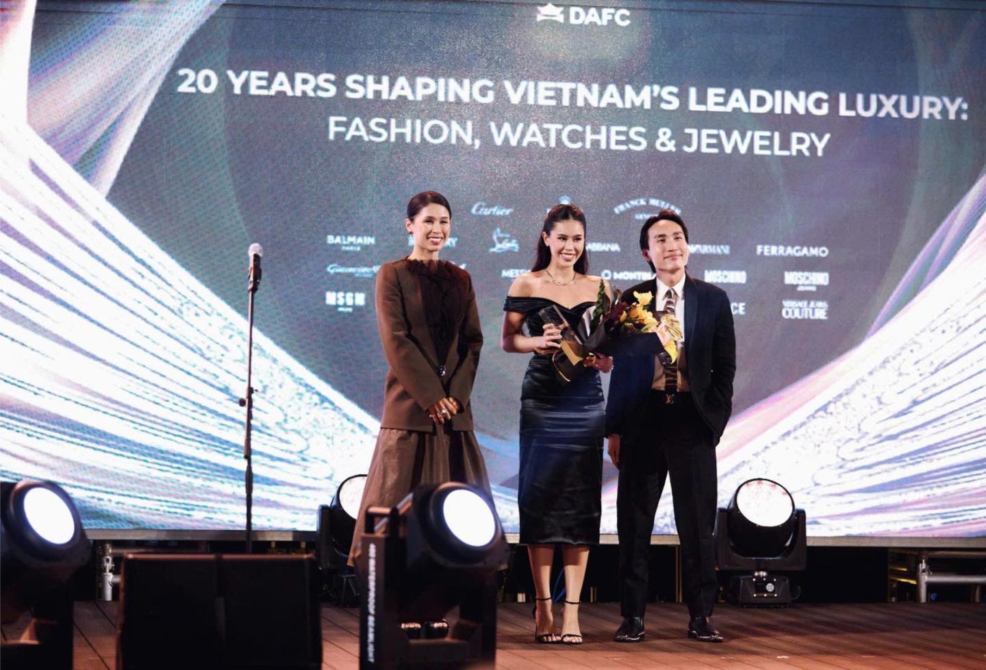 Ceo Tiên Nguyễn Nhận Giải Trên Sân Khấu Luxuo Asia Awards 2025 (1)