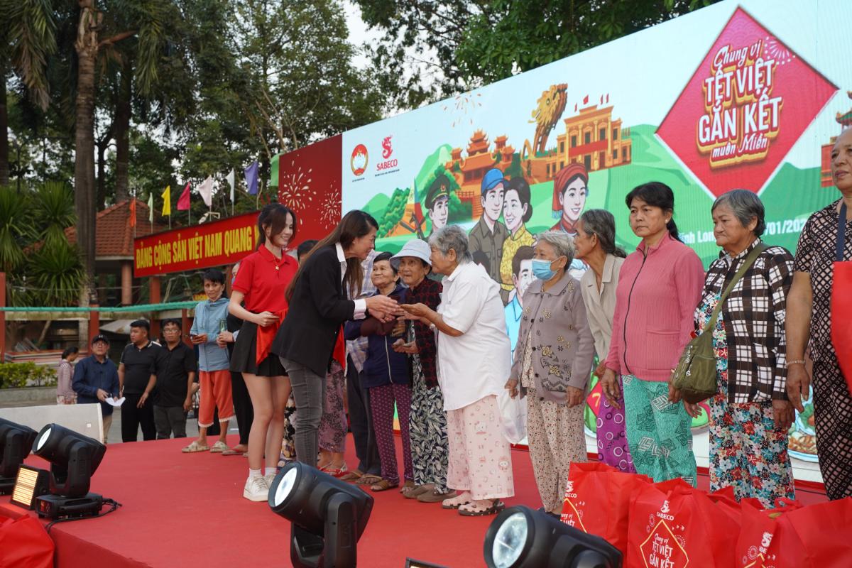 Đại Diện Sabeco Trao Quà Tết Cho Người Dân Có Hoàn Cảnh Khó Khăn Trên địa Bàn Tỉnh