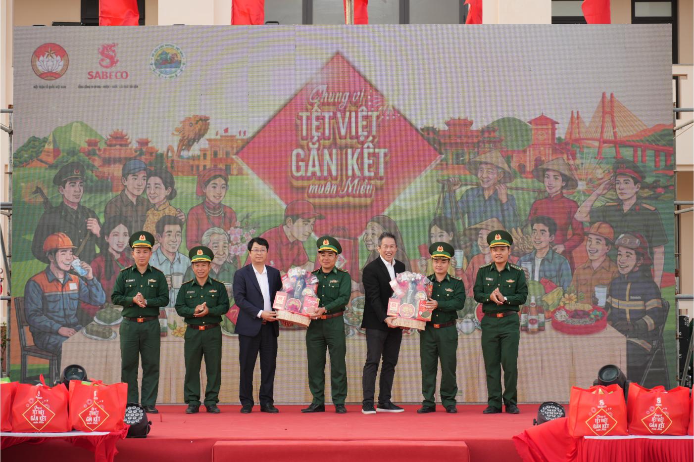 Dai Dien Sabeco Va Dai Dien Ubtw Mttq Trao Gui Trai Nghiem Tet Cho Cac Don Bien Phong Khu Vuc Dak Lak Lam Dong 2