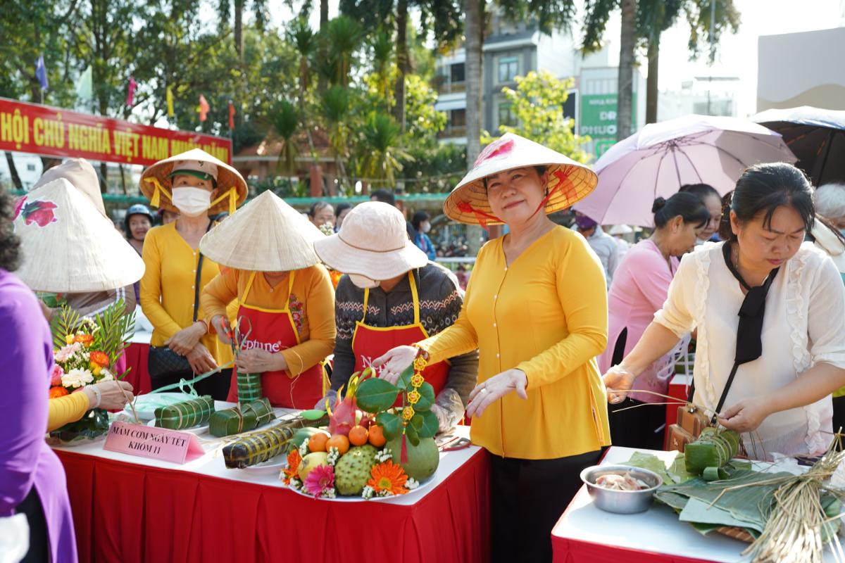 Người Dân Vĩnh Long Tham Gia Cuộc Thi Gói Bánh Tét Và Xếp Mâm Ngũ Quả, Cùng Nhau Gắn Kết Và Thể Hiện Tinh Thần Sẻ Chia Mùa Tết.jpg