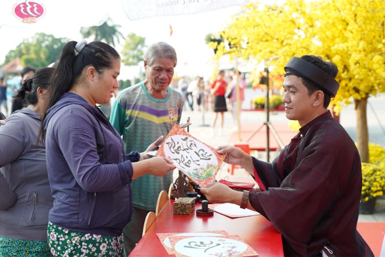 Người Dân Thích Thú Với Hoạt động Xin Chữ Ông Đồ, Một Hoạt động Tái Hiện Phong Tục Tết Quen Thuộc Của Người Việt