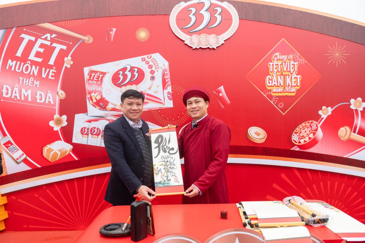 Người Dân Xin Chữ Ông Đồ Tại Khu Vực “vị Tết Đậm Đà Từ Muôn Vẻ” Cùng Bia 333