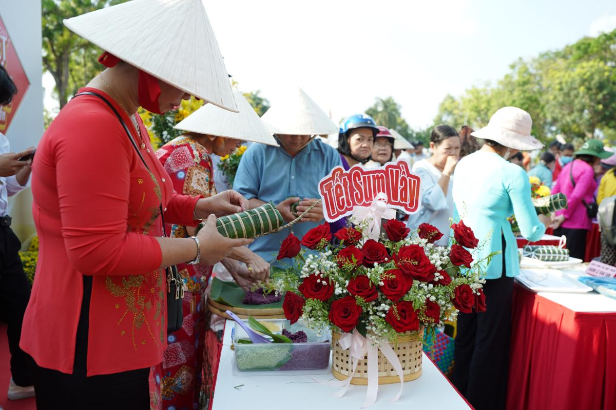 Tại Sự Kiện, Các đội Chơi Cùng Nhau Sắp Xếp Mâm Cỗ Tết đậm Nét Miền Tây