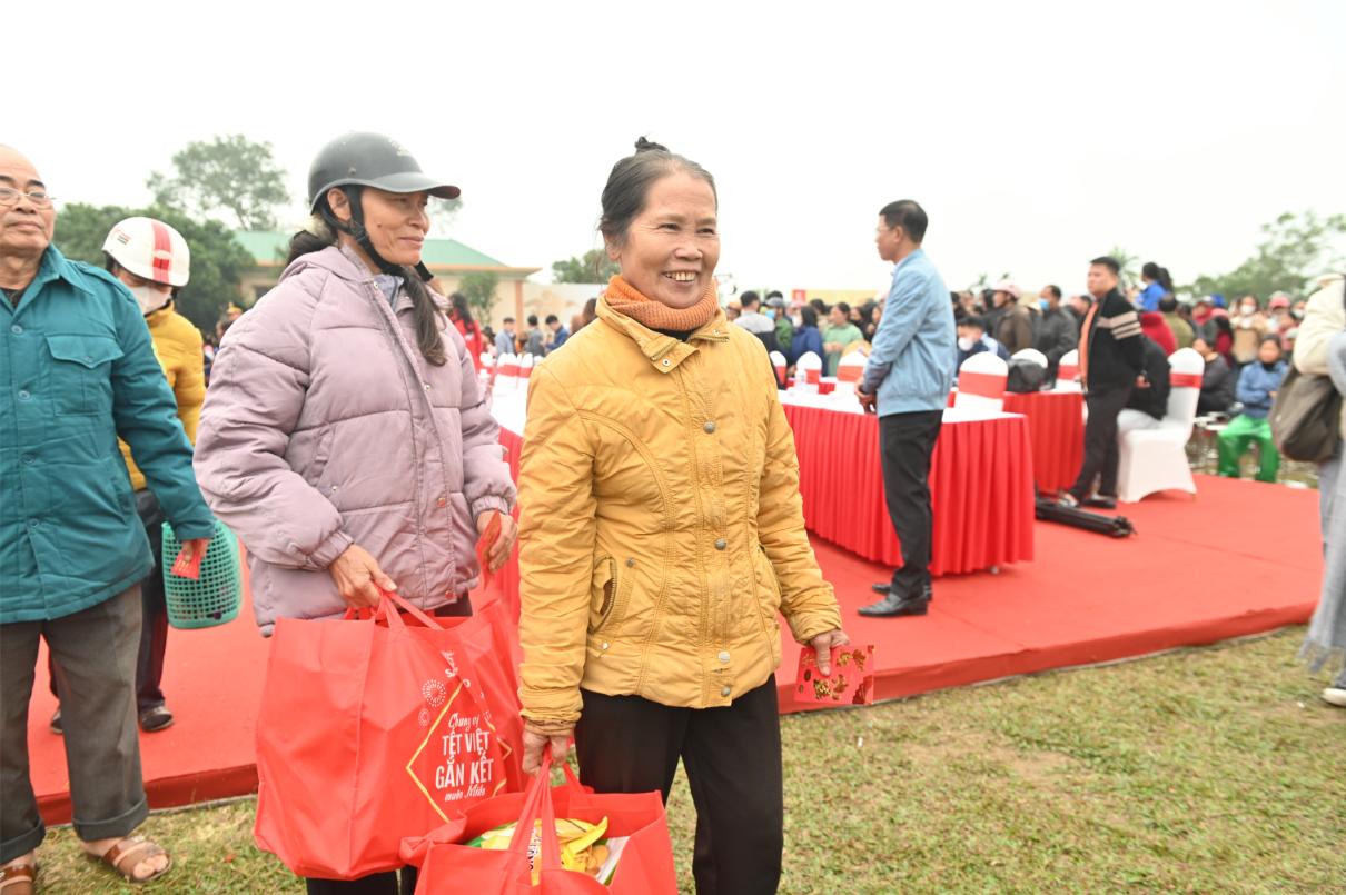 Từ 24 25 Tháng 1, Sabeco Cùng đại Diện Ub Tw Mttqvn Và Chính Quyền địa Phương Tỉnh Nghệ An Và Hà Tĩnh Cũng đã Phối Hợp Trao Tặng 800 Phần Quà Mang Thông điệp “chung Vị Tết Việt” Cho Ng (1)