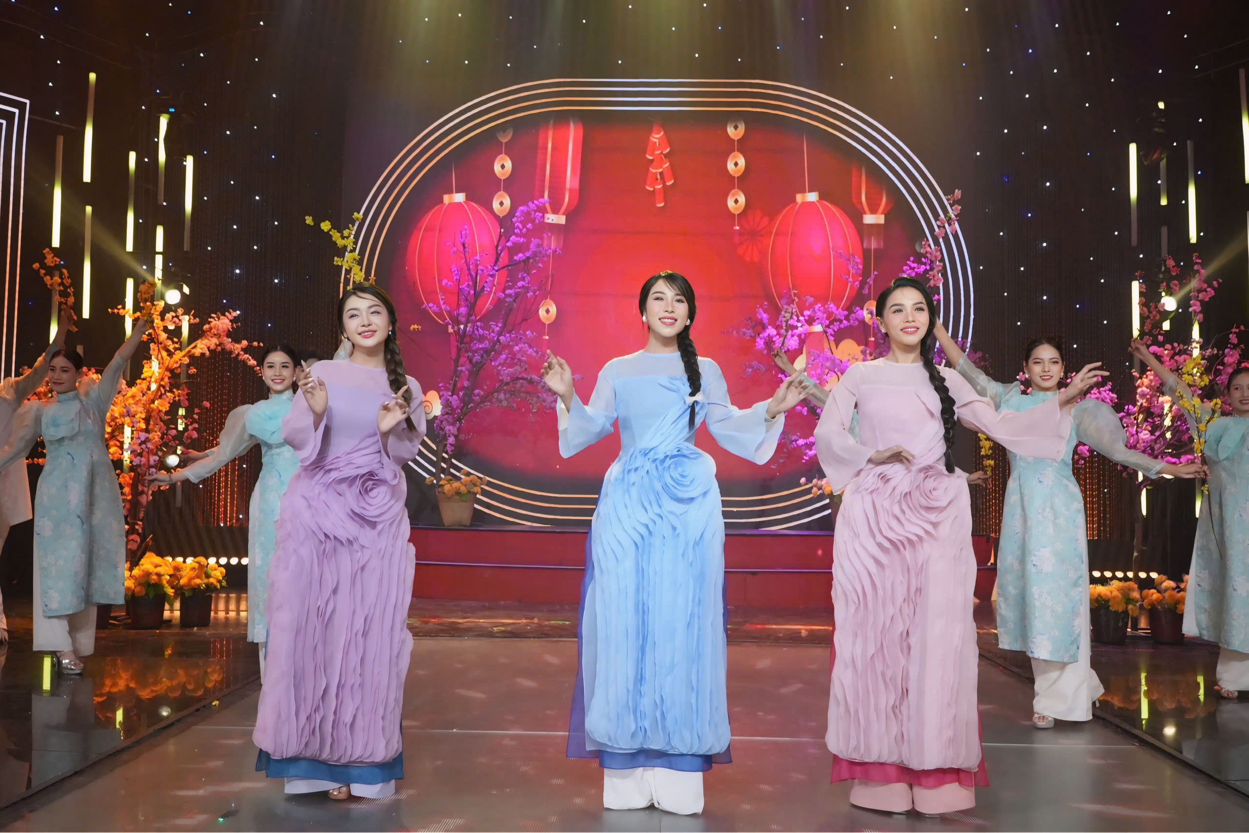 Nhom Sen Viet Mang Sac Xuan Que Huong Vao Doan Khuc Ca Xuan 3 (1)