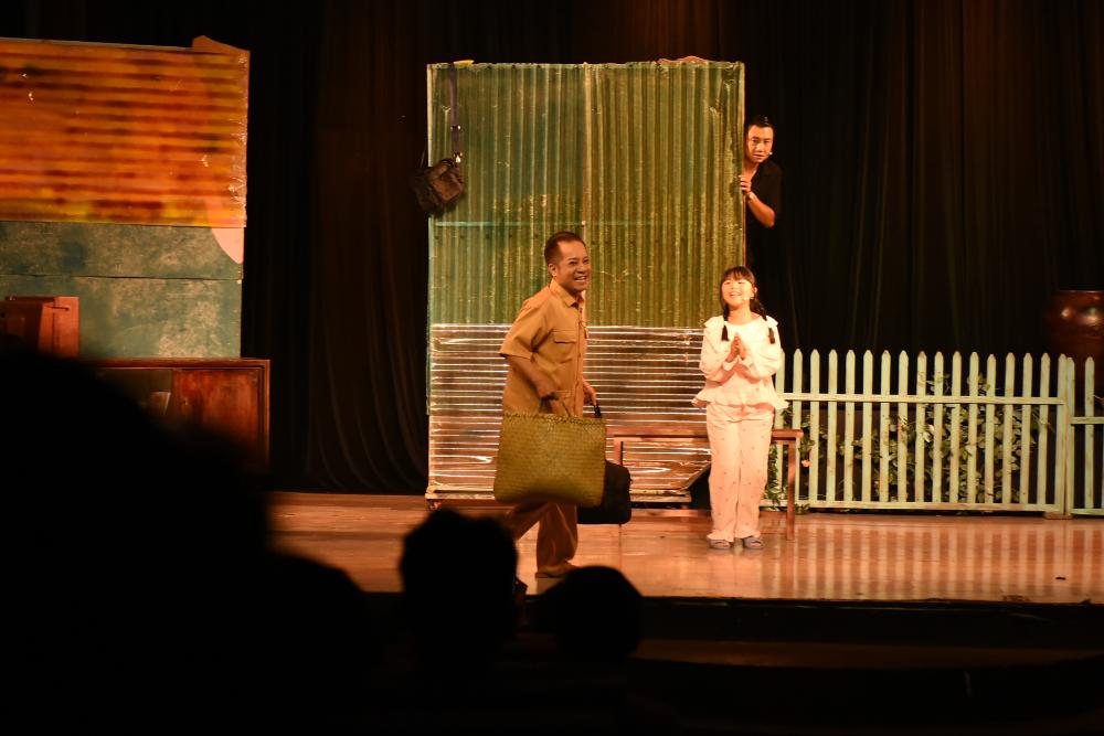 Sân khấu Trương Hùng Minh làm mới vở cải lương nổi tiếng “Con Gái Chị Hằng” Sân khấu Trương Hùng Minh làm mới vở cải lương nổi tiếng “Con Gái Chị Hằng”