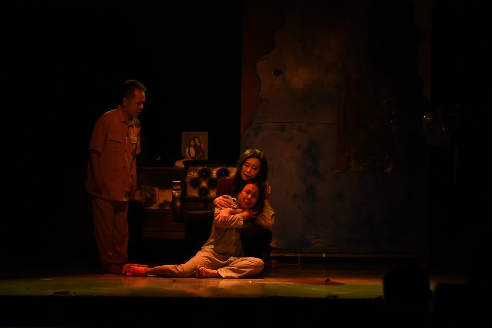 Sân khấu Trương Hùng Minh làm mới vở cải lương nổi tiếng “Con Gái Chị Hằng” Sân khấu Trương Hùng Minh làm mới vở cải lương nổi tiếng “Con Gái Chị Hằng”