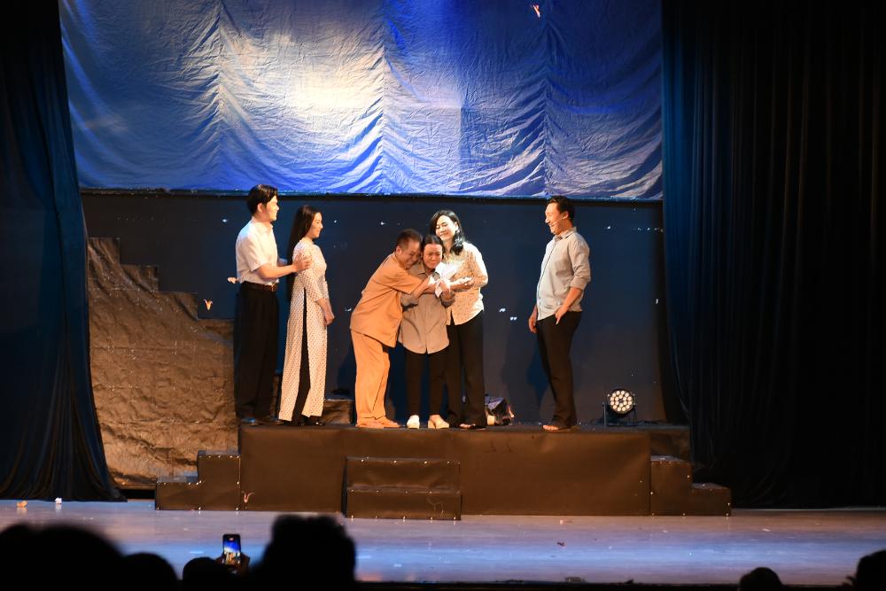 Sân khấu Trương Hùng Minh làm mới vở cải lương nổi tiếng “Con Gái Chị Hằng” Sân khấu Trương Hùng Minh làm mới vở cải lương nổi tiếng “Con Gái Chị Hằng”