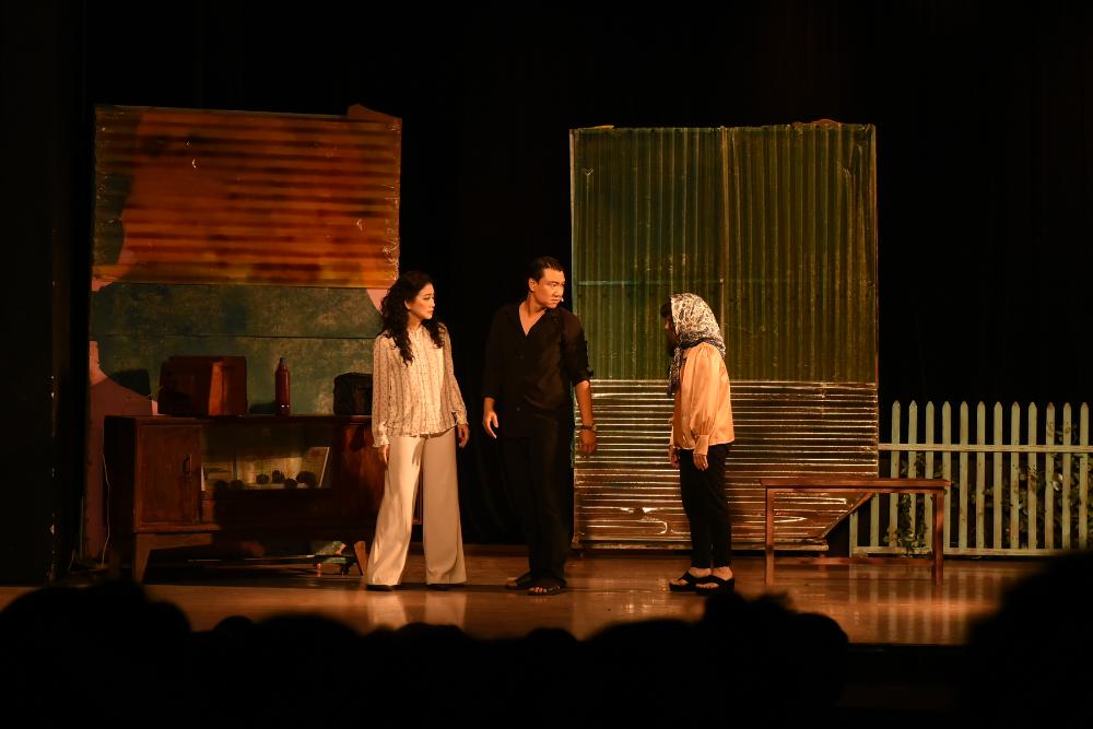 Sân khấu Trương Hùng Minh làm mới vở cải lương nổi tiếng “Con Gái Chị Hằng” Sân khấu Trương Hùng Minh làm mới vở cải lương nổi tiếng “Con Gái Chị Hằng”