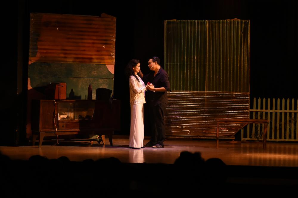 Sân khấu Trương Hùng Minh làm mới vở cải lương nổi tiếng “Con Gái Chị Hằng” Sân khấu Trương Hùng Minh làm mới vở cải lương nổi tiếng “Con Gái Chị Hằng”