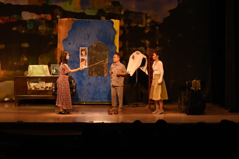 Sân khấu Trương Hùng Minh làm mới vở cải lương nổi tiếng “Con Gái Chị Hằng” Sân khấu Trương Hùng Minh làm mới vở cải lương nổi tiếng “Con Gái Chị Hằng”