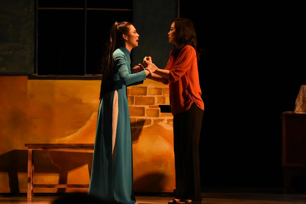 Sân khấu Trương Hùng Minh làm mới vở cải lương nổi tiếng “Con Gái Chị Hằng” Sân khấu Trương Hùng Minh làm mới vở cải lương nổi tiếng “Con Gái Chị Hằng”