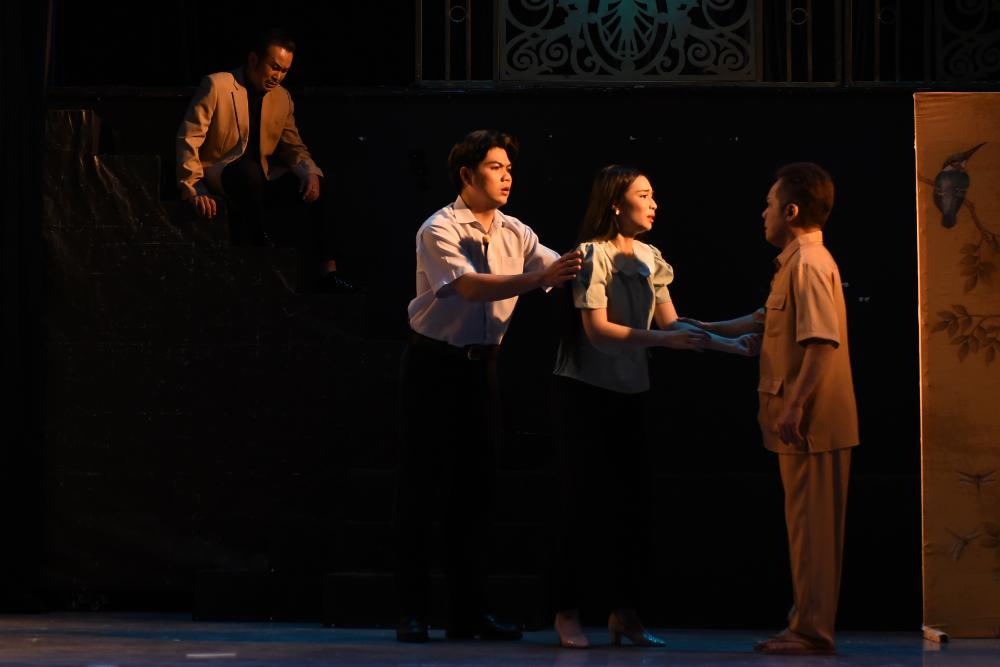 Sân khấu Trương Hùng Minh làm mới vở cải lương nổi tiếng “Con Gái Chị Hằng” Sân khấu Trương Hùng Minh làm mới vở cải lương nổi tiếng “Con Gái Chị Hằng”