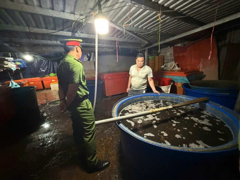 Triệt phá ‘xưởng’ dùng hàng trăm tấn hóa chất độc hại ngâm 3.000 tấn thịt ốc Triệt phá ‘xưởng’ dùng hàng trăm tấn hóa chất độc hại ngâm 3.000 tấn thịt ốc