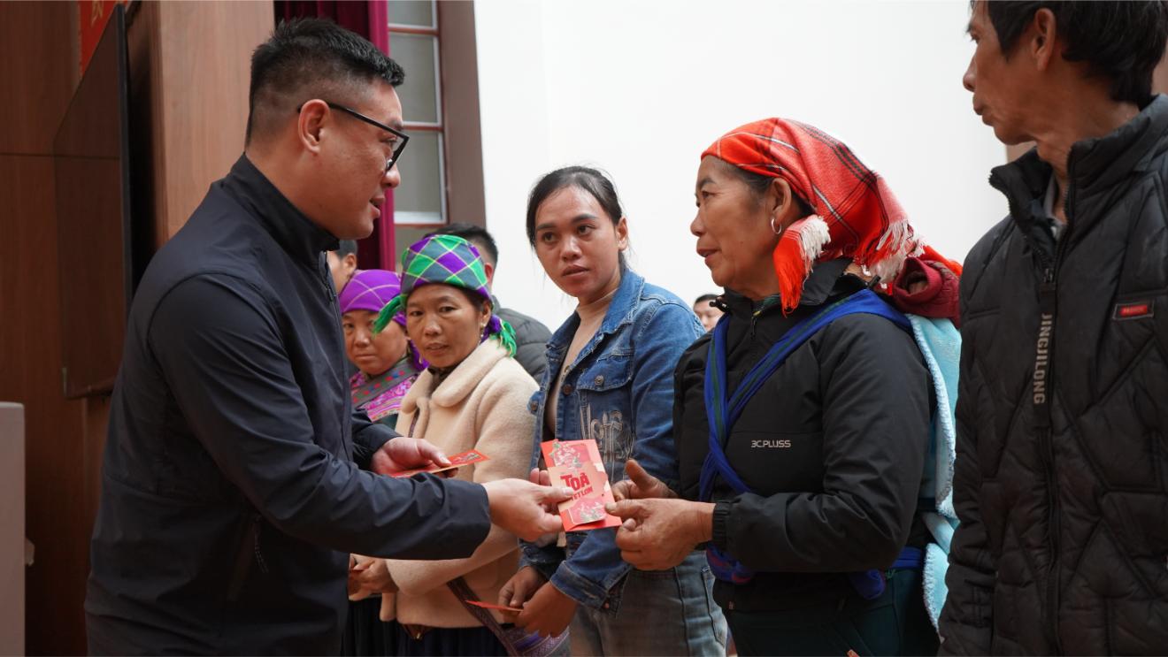 Đại Diện Sabeco Trao Tặng Phong Bao Lì Xì Cho Người Dân Tỉnh Lào Cai (1)