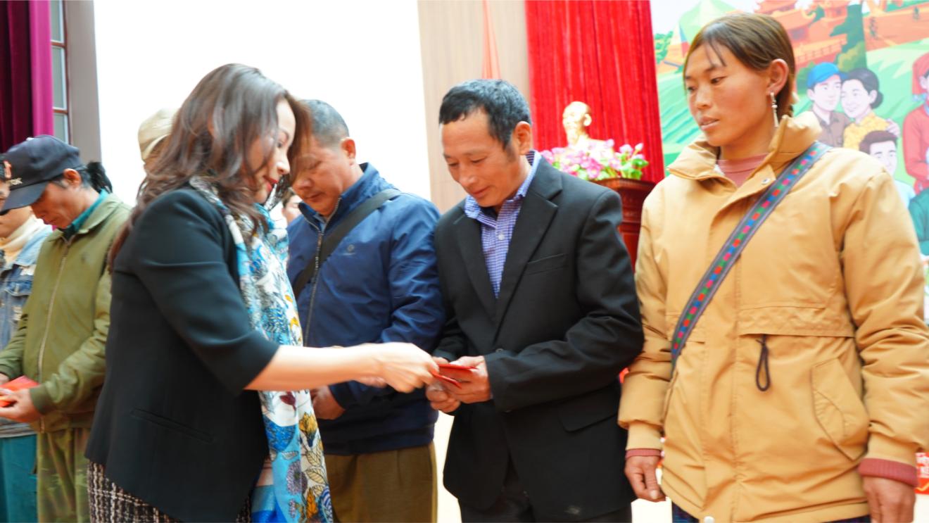 Dai Dien Sabeco Trao Tang Phong Bao Li Xi Cho Nguoi Dan Tinh Lao Cai 3