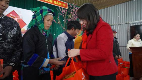 Đại Diện Ủy Ban Tw Mttq & Chính Quyền địa Phương Trao Tặng Các Phần Quà Chung Vị Tết Việt Cho Người Dân