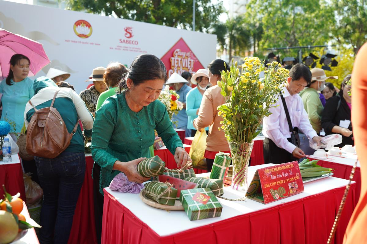 Người Dân Vĩnh Long Tham Gia Cuộc Thi Gói Bánh Tét Và Xếp Mâm Ngũ Quả (1)