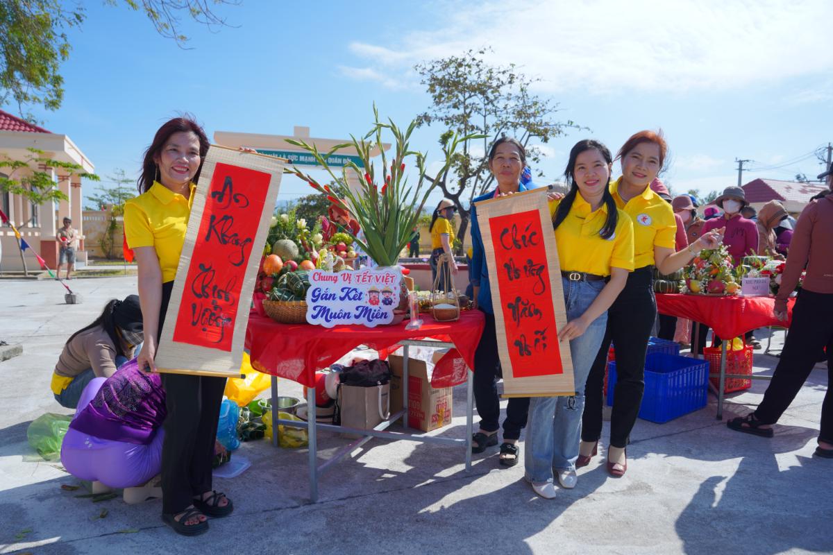 Người Dân Tỉnh Đắk Lắk Thích Thú Với Cuộc Thi Bày Mâm Cỗ Tết