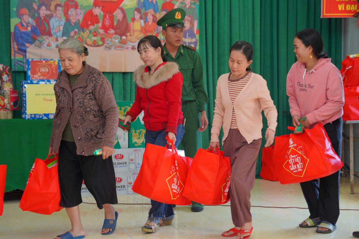 Người Dân Vui Mừng Khi Nhận được Các Phần Quà Tết Ý Nghĩa Từ Chương Trình 4